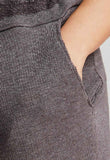 Detalle bolsillo del pantalón jogger mujer color gris chocolate