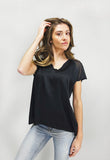 Camiseta Negra de seda cuello pico