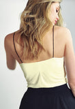 Top amarillo pastel con tirantes