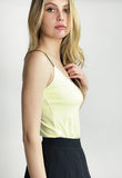 Top amarillo pastel con tirantes